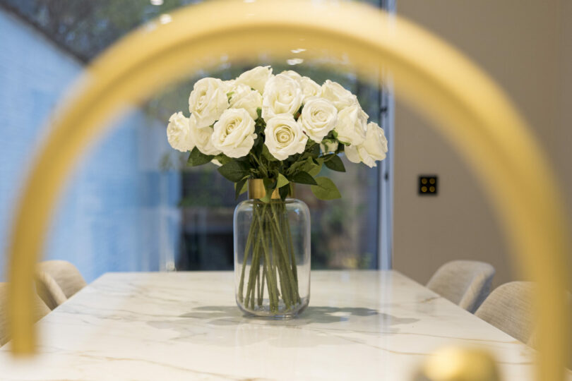 Fresh flowers Châtelain kitchen